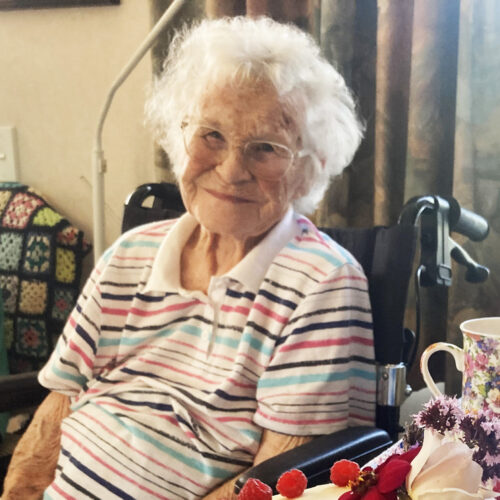 Mum With Cake Main Image